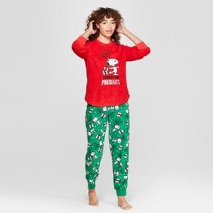 Women's Peanuts Snoopy Holiday Cozy Pajama Set -RM